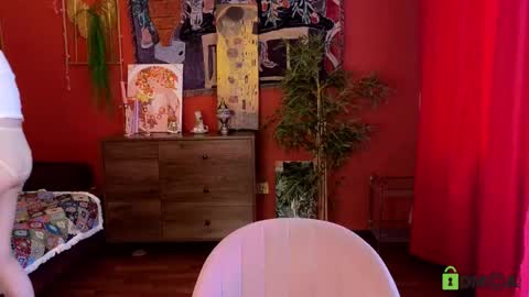 Snapshot of evi_brook chatting on 05-20-26, 12:33 evi_brook online show from 05-20-26, 12:33