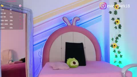 Snapshot of evie_clark_ chatting on 02-24-25, 01:35 My name is Evie nice to meet you really get to know me better private is open online show from 02-24-25, 01:35