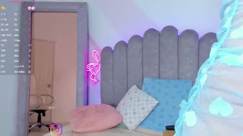 Snapshot of evie_clark_ chatting on 11-19-25, 12:10 My name is Evie nice to meet you really get to know me better private is open online show from 11-19-25, 12:10