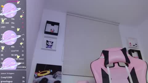 Snapshot of evie_cloud chatting on 10-11-25, 04:01 Evie Cloud online show from 10-11-25, 04:01