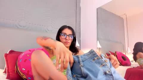 eviegothel_ online show from 11-25-25, 08:20