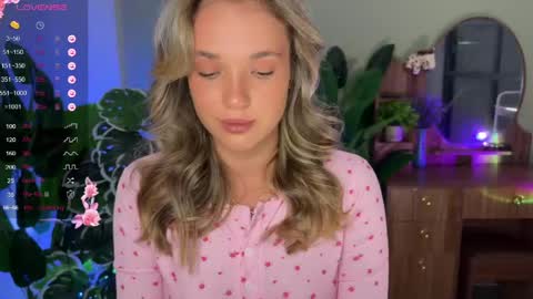 Snapshot of evielina chatting on 05-06-26, 11:54 evielina online show from 05-06-26, 11:54