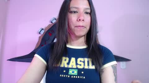 Snapshot of evybubbles_ chatting on 10-21-25, 04:51 Im Evy online show from 10-21-25, 04:51