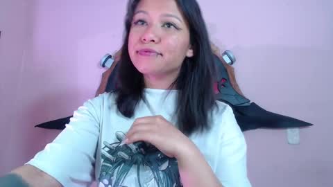 Snapshot of evybubbles_ chatting on 11-04-25, 02:27 Im Evy online show from 11-04-25, 02:27