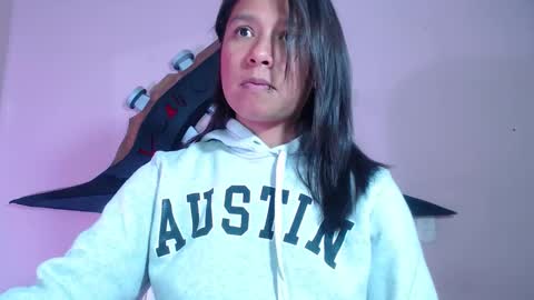 Snapshot of evybubbles_ chatting on 12-23-25, 01:25 Im Evy online show from 12-23-25, 01:25