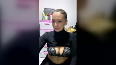 Snapshot of evyei chatting on 01-17-26, 11:19 evyei online show from 01-17-26, 11:19