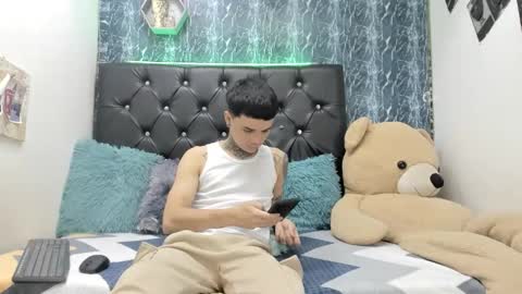 Snapshot of exotichot_couple chatting on 11-25-25, 10:43 exotichot_couple online show from 11-25-25, 10:43