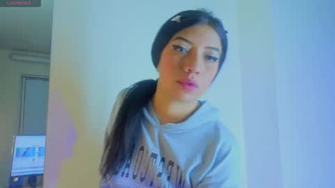 Snapshot of ey_im_simone_ chatting on 05-05-26, 11:40 online show from 05-05-26, 11:40
