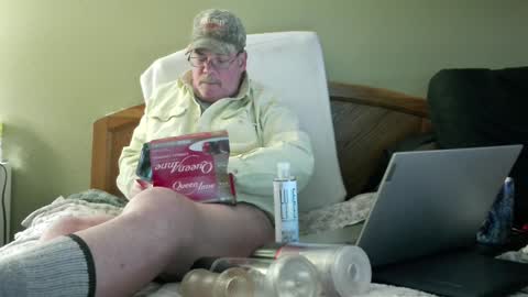 Eyeswideshut63 online show from 12-22-24, 10:36