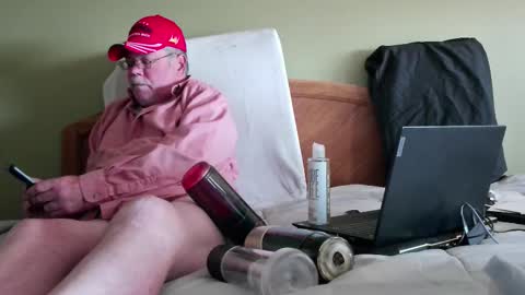 Eyeswideshut63 online show from 10-19-25, 06:08