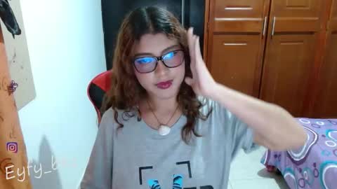 Snapshot of eyfy_bbs chatting on 01-05-26, 10:24 Nadia online show from 01-05-26, 10:24
