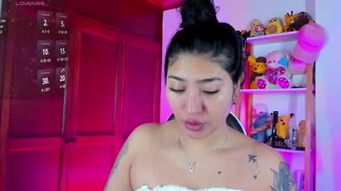 Snapshot of eymy_hadid_ chatting on 09-26-25, 02:54 Emily online show from 09-26-25, 02:54