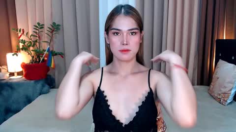 Snapshot of ezrahollywood chatting on 12-07-24, 02:31 UR SWEET EZRA online show from 12-07-24, 02:31