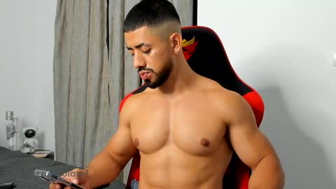 Ezzio Scolaro online show from 10-24-25, 01:03