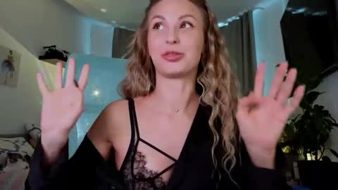 Snapshot of f1oraa chatting on 11-16-25, 11:27 if you dont have fansly account yet use this link to registration online show from 11-16-25, 11:27