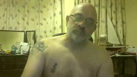 Snapshot of f1zzeek chatting on 05-17-26, 10:28 f1zzeek online show from 05-17-26, 10:28