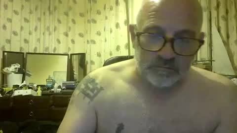 Snapshot of f1zzeek chatting on 05-26-26, 12:28 f1zzeek online show from 05-26-26, 12:28