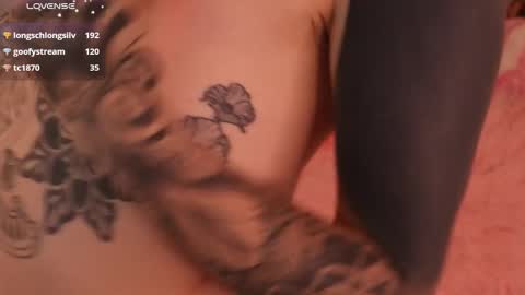 Snapshot of fairyflexxx chatting on 02-18-25, 01:10 Fairy online show from 02-18-25, 01:10