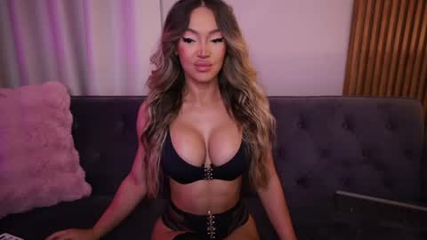 Snapshot of fantasystudiox chatting on 07-26-26, 11:11 Carmina online show from 07-26-26, 11:11