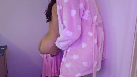 Snapshot of fantazy_island chatting on 12-01-25, 01:38 mike anglo online show from 12-01-25, 01:38