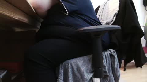 Snapshot of fat_bubble chatting on 01-05-25, 04:06 Fat Bernd online show from 01-05-25, 04:06