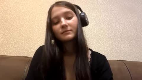 Aurora 18yo online show from 11-21-25, 09:19