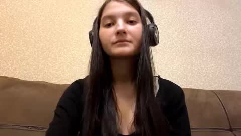 Aurora 18yo online show from 11-22-25, 11:09