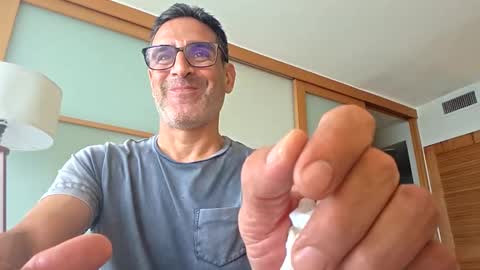 Snapshot of fdavoudi chatting on 09-25-25, 08:23 Miami Persian online show from 09-25-25, 08:23