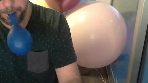 Snapshot of fedeglobos chatting on 12-20-25, 11:23 fedeGLOBOS online show from 12-20-25, 11:23
