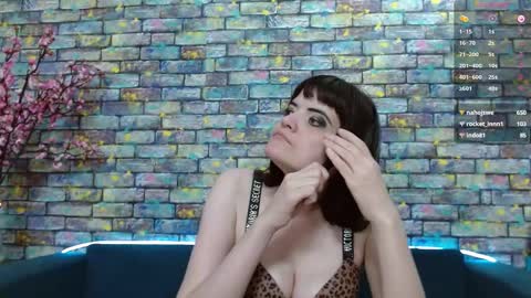 Snapshot of feelsgoodwoman chatting on 01-19-25, 12:17 Laura online show from 01-19-25, 12:17