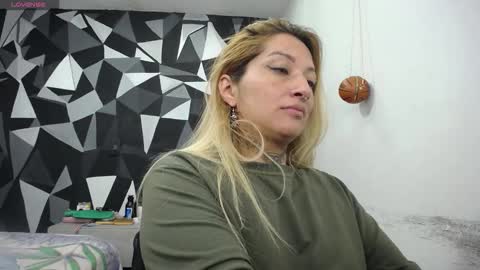 Snapshot of fenix_purple chatting on 12-17-25, 03:23 FENIX online show from 12-17-25, 03:23