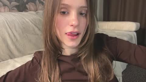 Snapshot of fflloowweerr chatting on 04-25-26, 01:41 Lisa online show from 04-25-26, 01:41