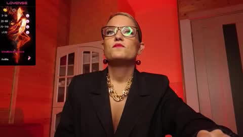 Snapshot of findom_lady_shine chatting on 11-26-25, 09:16 Lady online show from 11-26-25, 09:16