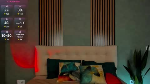 im Linda please give me thumbs up online show from 12-20-25, 03:35