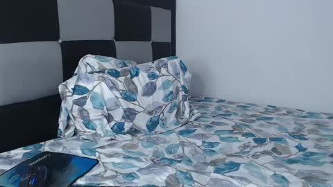 Snapshot of fleeting_love chatting on 12-17-25, 04:24 Steven and Daniel online show from 12-17-25, 04:24