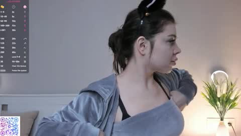 Snapshot of flirtbubble chatting on 12-15-25, 06:17 Doloras online show from 12-15-25, 06:17