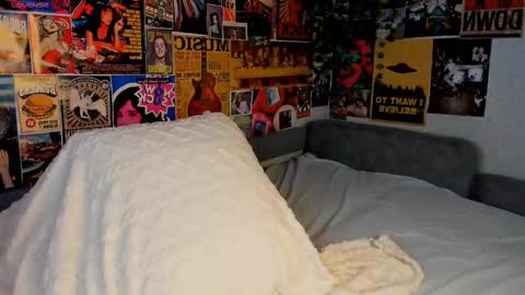 Snapshot of flirtykitty_ chatting on 03-02-25, 10:16 Emely online show from 03-02-25, 10:16