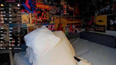 Snapshot of flirtykitty_ chatting on 03-09-25, 12:10 Emely online show from 03-09-25, 12:10