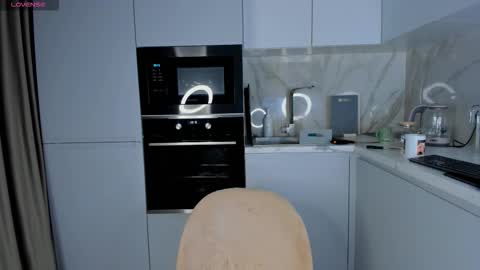 Snapshot of flirtykitty_ chatting on 09-11-25, 06:30 Emely online show from 09-11-25, 06:30