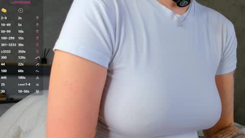 Snapshot of flirtykitty_ chatting on 03-31-26, 02:46 Emely online show from 03-31-26, 02:46