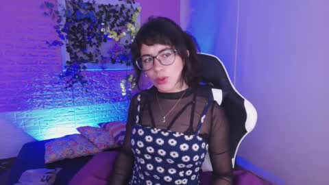 Snapshot of flora_blue chatting on 10-20-25, 11:43 flora_blue online show from 10-20-25, 11:43
