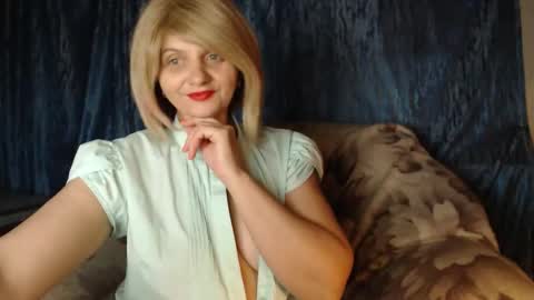 Snapshot of floretdiana chatting on 12-15-25, 10:03 floretdiana online show from 12-15-25, 10:03