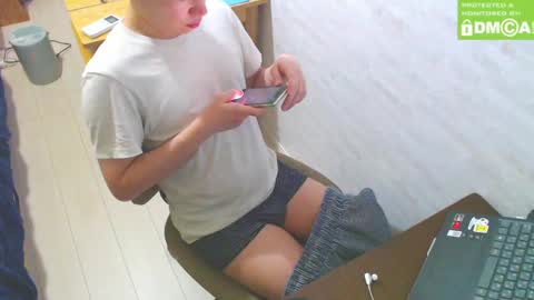 Snapshot of flowerbox chatting on 02-24-25, 11:32 flowerbox online show from 02-24-25, 11:32