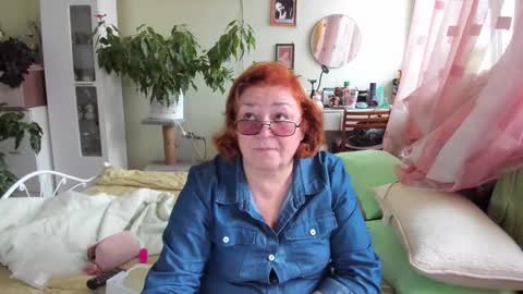 Snapshot of flowerlover8 chatting on 10-15-25, 07:19 Flowerlower online show from 10-15-25, 07:19