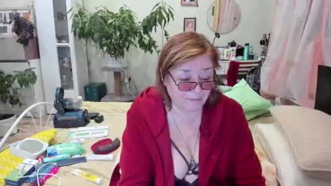 Snapshot of flowerlover8 chatting on 10-28-25, 06:43 Flowerlower online show from 10-28-25, 06:43