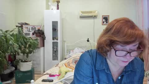 Snapshot of flowerlover8 chatting on 12-15-25, 06:50 Flowerlower online show from 12-15-25, 06:50