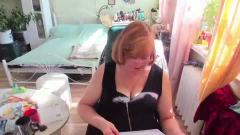 Snapshot of flowerlover8 chatting on 06-19-26, 01:15 Flowerlower online show from 06-19-26, 01:15
