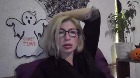 fox_red_lady7 online show from 10-27-25, 07:07