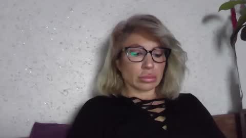 fox_red_lady7 online show from 04-17-26, 07:44