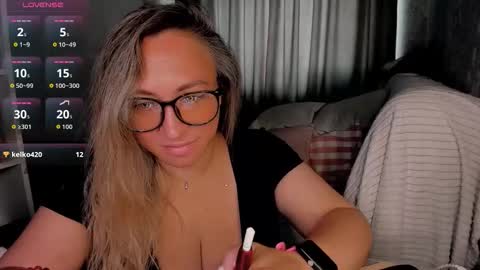 Snapshot of foxxxy__lady chatting on 09-11-25, 01:49 Kris online show from 09-11-25, 01:49